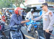 Kapolres Asahan Dan Ketua Bhayangkari Cabang Asahan Bersama Personil Satlantas Polres Asahan Bagikan Takjil Ramadhan 2025