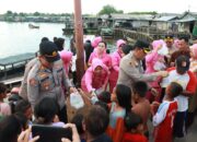 Kapolres Pelabuhan Belawan Bagikan Takjil dan Sembako kepada Warga Kampung Nelayan Sebrang