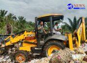 Dukung Kebersihan Lingkungan, Babinsa Koramil 09/NL Terlibat dalam Pengangkutan Sampah di Negeri Lama