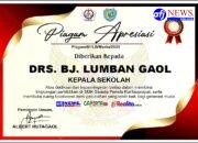 Pemimpin Umum AFJNews.online Berikan Piagam Aspirasi Kepada Kepala Sekolah SMKs Labuhanbatu Drs.Bahder Johan Lumban Gaol.