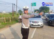 Polsek Kronjo Kawal Keberangkatan Jamaah Umroh dari Lapangan Jenggot, Lalin Terkendali