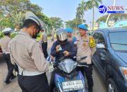 Gunakan HP Saat Berkendara, Belasan Orang Ditilang Satlantas Polresta Tangerang pada Operasi Patuh Maung 2025