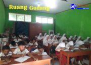 Viral…..,, Kekurangan Ruang Kelas, Siswa SD Negeri Gintung Cilejet, 02 Terpaksa Belajar Berdesakan di Gudang dan Halaman Sekolah!!