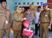 Wabup Tangerang Intan Serahkan Bantuan untuk Korban Angin Puting Beliung di Desa Taban Kecamatan Jambe