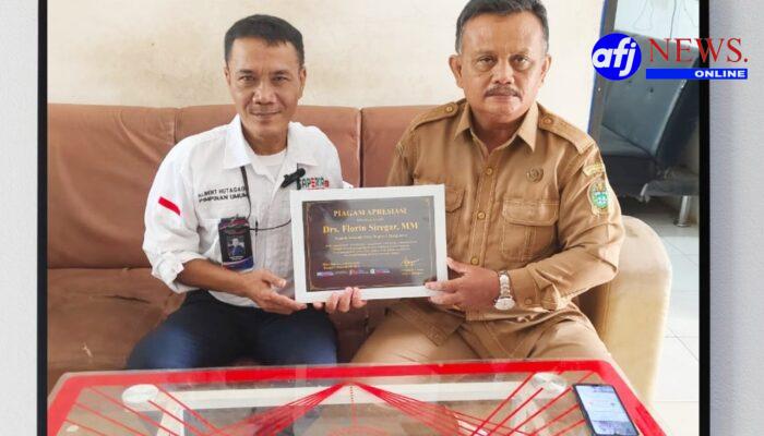 Drs. Florin Siregar, MM Dianugerahi Piagam Apresiasi Atas Dedikasi Luar Biasa dari Beberapa Media Online di SMA Negeri 1 Pangkatan