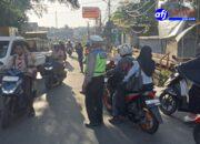 Anggota Satlantas Polsek Balaraja Polresta Tangerang Tertibkan Arus Sore di Jln Raya Kresek Portal Balaraja