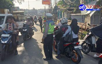 Anggota Satlantas Polsek Balaraja Polresta Tangerang Tertibkan Arus Sore di Jln Raya Kresek Portal Balaraja