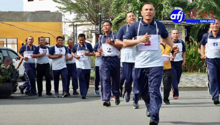 Personel Polres Pelabuhan Belawan Laksanakan Tes Kesamaptaan Jasmani dan Ujian Beladiri Polri Berkala Semester II Tahun 2025