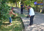 Tumbuhkan Kepedulian Lingkungan, Babinsa Koramil 06/Trs Ajak Warga Bersihkan Jalan
