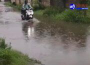 Akibat Genangan Air, Aktivitas Warga Desa Cikasungka Terganggu