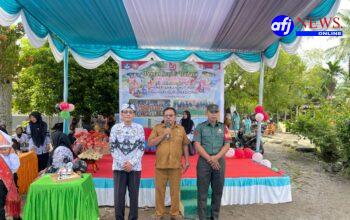 Kepala Desa Perkebunan Negeri Lama memberikan sambutan damal peringatan hari guru di SDN 23 Bilah Hilir