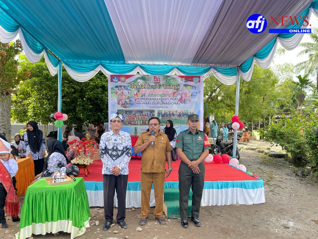 Kepala Desa Perkebunan Negeri Lama memberikan sambutan damal peringatan hari guru di SDN 23 Bilah Hilir