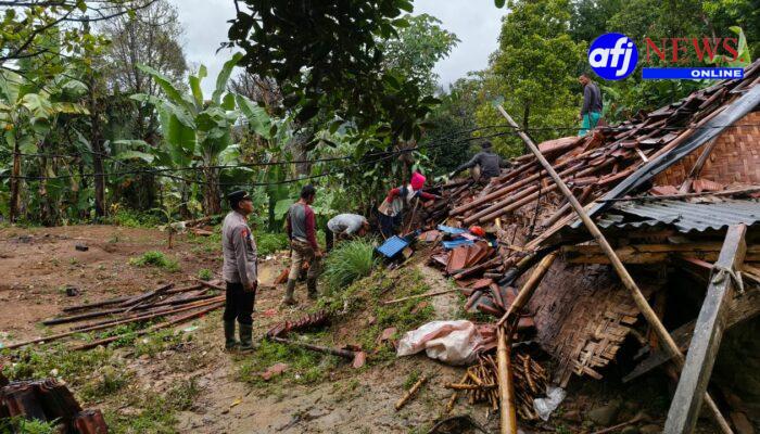 Kapolsek Lebakgedong Polres Lebak Dan Persomil Bergerak Cepat Ke Lokasi Rumah Ambruk di Kampung Padurung