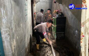 Polres Aceh Tenggara Bersama Warga Bersihkan Lumpur Sisa Banjir di Desa Lauser, Ketambe
