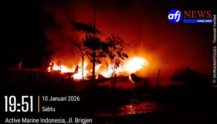 ‎Gudang Ban Bekas Terbakar Hebat di Tanjung Uncang, Api Sulit Dipadamkan Akibat Material Mudah Terbakar dan Angin Kencang ‎