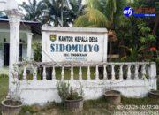 Bobroknya Pemerintahan Desa Sidomulyo Tinggi Raja Membiarkan Bendera Merah Putih Kusam Koyak Tetap Berkibar di Kantor Desa, Kaur Desa: “Masih Syukur Kami Naikkan”.