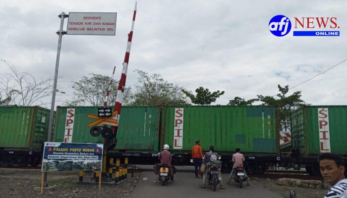 Lampu Nenong Palang Rel PT KAI Di Perlintasan Jalan Menuju Kampung Nelayan Indah Tidak Berfungsi