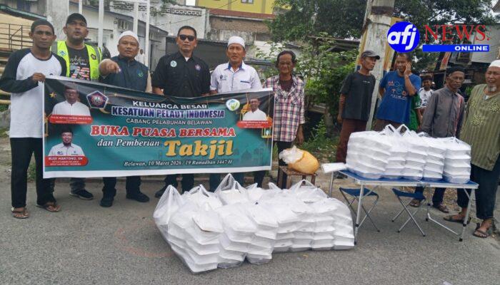 KPI Cabang Belawan Bagikan Takjil Pada Masyarakat Belawan Untuk Berbuka Puasa