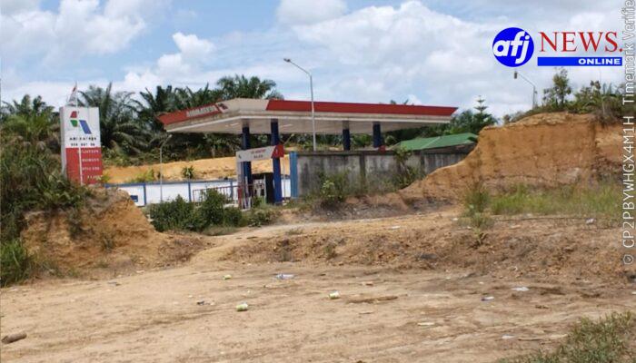 BBM Subsidi “Dijarah”? SPBU Diduga Nakal di Perbatasan Sintang, Kapolda Kalbar Diuji: Perang atau Pembiaran?  SINTANG, KALBAR – Dugaan praktik penyimpangan distribusi bahan bakar minyak (BBM) subsidi kembali mencuat dan kali ini menyasar wilayah perbatasan Kabupaten Sintang. SPBU 66.786.005 di Dusun Guponh, Desa Sepiluk, Kecamatan Ketungau Hulu, diduga kuat menjadi lokasi praktik yang merugikan masyarakat kecil.  Hasil investigasi di lapangan menemukan adanya aktivitas pengisian BBM subsidi dalam jumlah besar menggunakan jeriken dan kendaraan modifikasi. Aktivitas tersebut berlangsung berulang dan terkesan terorganisir, bahkan pada jam-jam tertentu.  Sementara itu, masyarakat justru mengaku kesulitan mendapatkan BBM subsidi.  “Yang pakai jeriken bisa isi banyak, tapi kami sering tidak kebagian,” ungkap seorang warga.   Pola Lama yang Terus Berulang  Temuan di lapangan menunjukkan pola distribusi yang tidak wajar. Pengisian berulang dalam jumlah besar diduga menjadi praktik rutin, memperkuat indikasi adanya penyimpangan dalam penyaluran BBM subsidi.  Jika dibiarkan, kondisi ini bukan hanya melanggar aturan, tetapi berpotensi menjadi bagian dari jaringan distribusi ilegal yang merugikan negara dan masyarakat, terutama di wilayah perbatasan yang sangat bergantung pada BBM.  Kapolda Kalbar Diuji: Perang atau Sekadar Wacana?  Situasi ini menjadi ironi di tengah pernyataan tegas Kapolda Kalimantan Barat yang sebelumnya menyatakan “perang terhadap SPBU nakal dan mafia BBM”.  Namun fakta di lapangan justru menimbulkan pertanyaan serius:  Apakah ini bentuk kecolongan, atau justru lemahnya pengawasan? Kapolda kerja atau tidur?  Masih adanya dugaan praktik SPBU nakal yang berlangsung terang-terangan memunculkan spekulasi publik yang lebih tajam:  Apakah ada oknum Aparat Penegak Hukum (APH) yang terlibat? Apakah ada praktik “kerja sama” yang saling menguntungkan antara oknum dan pihak SPBU?  Pertanyaan-pertanyaan ini bukan tanpa dasar, melainkan lahir dari realita di lapangan yang belum tersentuh penindakan tegas.  APH dan Pengawasan Jadi Sorotan  Warga menilai praktik ini sudah berlangsung cukup lama tanpa adanya tindakan nyata. Kondisi tersebut memunculkan kesan kuat adanya pembiaran.  “Kalau benar ada perang terhadap SPBU nakal, kenapa di sini masih terjadi? Kami butuh bukti, bukan hanya pernyataan,” kata warga lainnya.  Ancaman Pidana Berat Menanti  Jika terbukti, praktik ini jelas melanggar hukum. Dalam Undang-Undang Nomor 22 Tahun 2001 tentang Minyak dan Gas Bumi (UU Migas) sebagaimana diubah dalam UU Nomor 11 Tahun 2020 tentang Cipta Kerja:  Pasal 53: Pengangkutan dan niaga BBM tanpa izin merupakan tindak pidana  Pasal 55: Penyalahgunaan BBM subsidi dapat dikenakan pidana penjara hingga 6 tahun dan denda maksimal Rp60 miliar   Selain itu, SPBU sebagai penyalur resmi juga dapat dikenakan sanksi administratif tegas, mulai dari penghentian pasokan hingga pencabutan izin operasional.  Negara Dirugikan, Rakyat Dikorbankan  Penyalahgunaan BBM subsidi bukan sekadar pelanggaran hukum, tetapi bentuk ketidakadilan sosial. Subsidi yang seharusnya dinikmati masyarakat kecil justru diduga disalurkan kepada pihak tertentu demi keuntungan.  Di wilayah seperti Ketungau Hulu, dampaknya sangat nyata: kelangkaan, antrean panjang, hingga naiknya biaya hidup masyarakat.  Desakan: Jangan Hanya Retorika  Kasus ini menjadi ujian nyata bagi komitmen penegakan hukum di Kalimantan Barat. Publik kini menunggu langkah konkret, bukan sekadar pernyataan.  Masyarakat mendesak:  Penindakan tegas terhadap SPBU yang terbukti melanggar  Pengusutan dugaan keterlibatan oknum APH  Evaluasi total sistem distribusi BBM subsidi di wilayah perbatasan   Jika tidak ada tindakan nyata, maka pernyataan “perang terhadap SPBU nakal” hanya akan menjadi slogan tanpa makna.