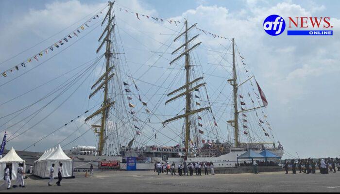 Kapal Layar KRI Bima Suci TNI AL  Bersandar Di Pelabuhan Belawan