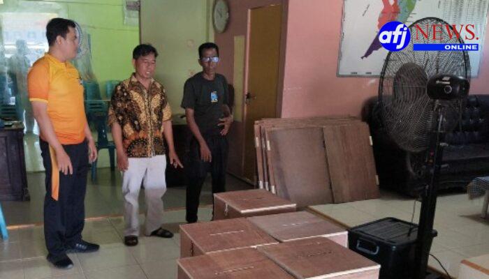 Bhabinkamtibmas Desa Sei Baharu Monitoring Kedatangan Logistik Pilkades