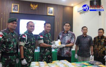 Danrem Selaku Dankolakopsrem 121/ABW mewakili Pangkogasgabpamtas Wil. Darat XII/Tpr Serahkan Tersangka dan Barang Bukti Sabu Kepada BNNP Kalbar
