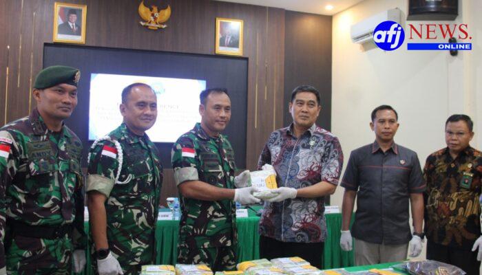 Danrem Selaku Dankolakopsrem 121/ABW mewakili Pangkogasgabpamtas Wil. Darat XII/Tpr Serahkan Tersangka dan Barang Bukti Sabu Kepada BNNP Kalbar