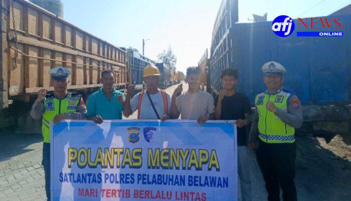 Sat Lantas Polres Pelabuhan Belawan Sosialisasikan Kamseltibcar Lantas kepada Sopir Truk di Pelabuhan Ujung Baru